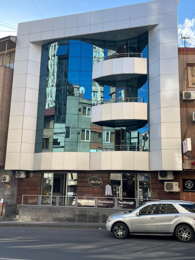 Friendly Hotel Erevan Esterno foto