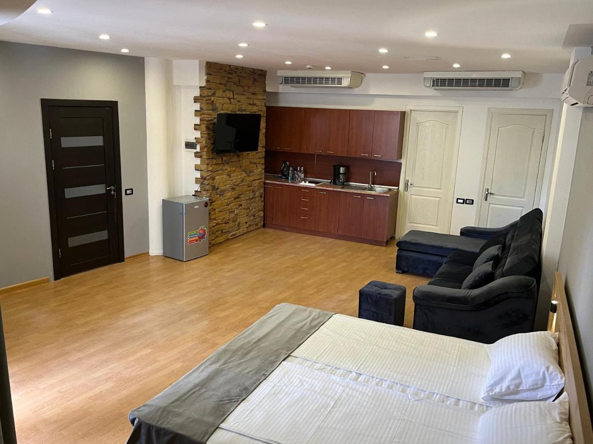 Friendly Hotel Erevan Esterno foto